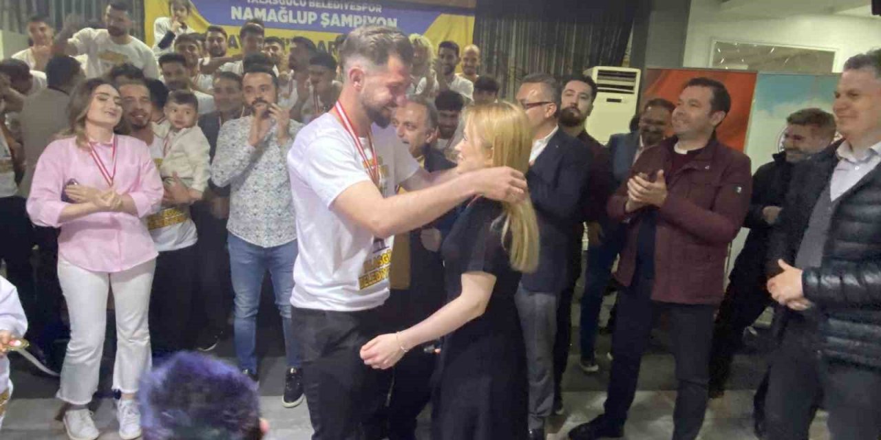 Talasgücü Belediyespor şampiyonluğu kutladı