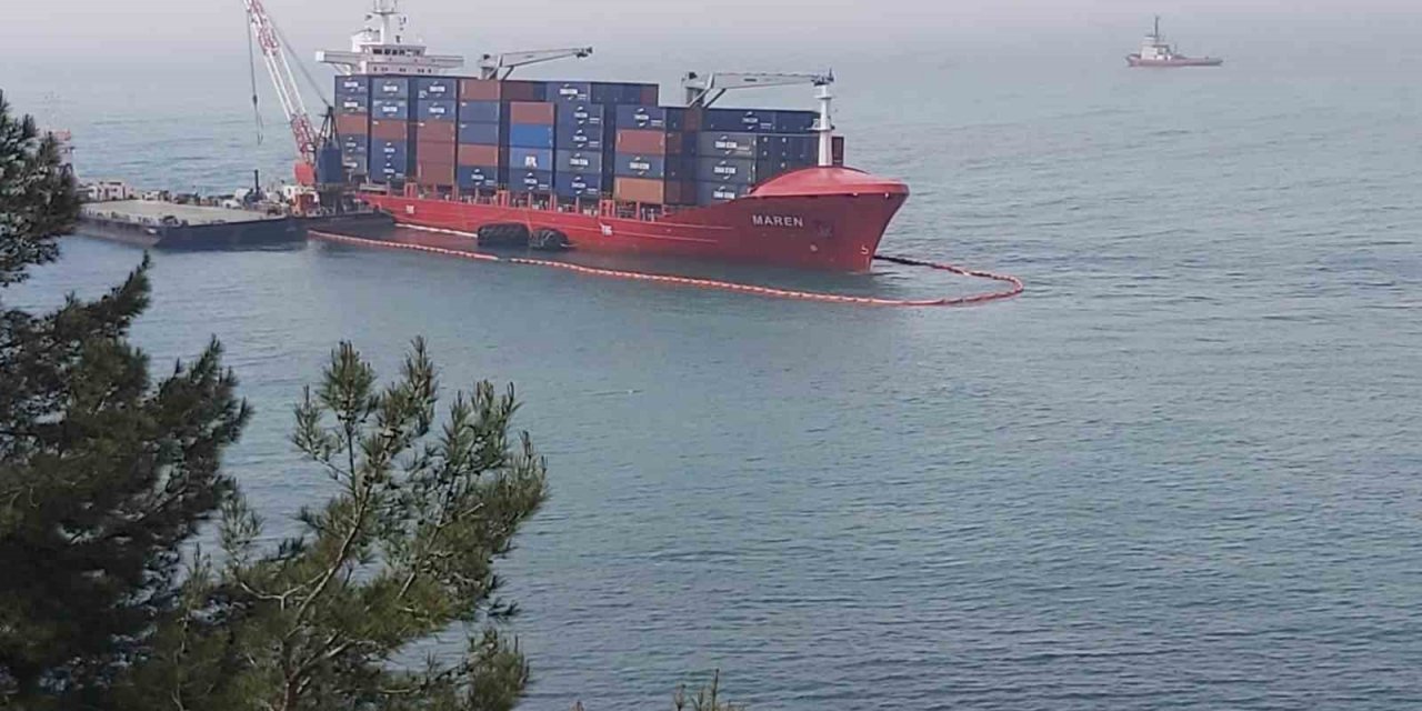 Kastamonu’da karaya oturan gemi yan yatmaya başladı