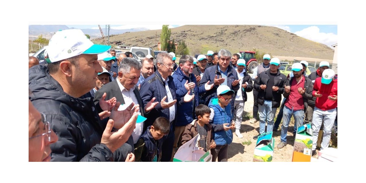 Develi Bölgesinde Şeker Pancarı Tohumları Toprakla Buluşmaya Başladı