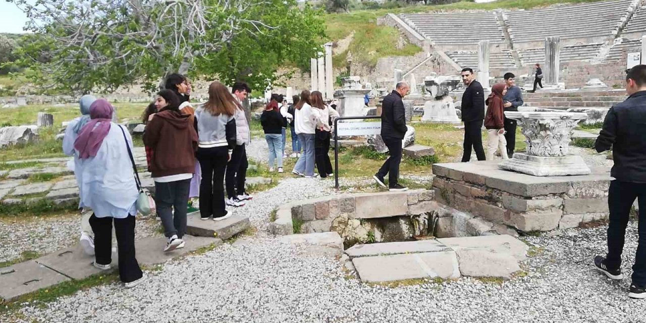 Gediz’de MNA Anadolu Lisesi öğrencileri ücretsiz Çanakkale gezisine götürüldü