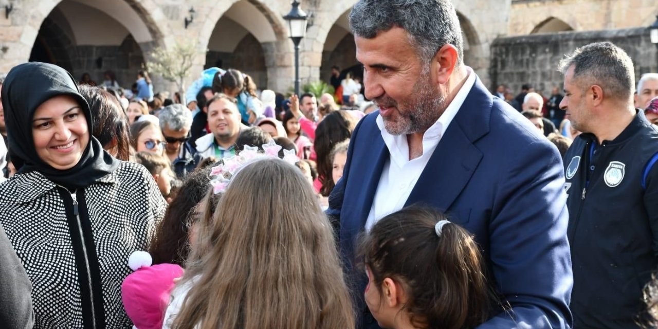 Payas Belediyesi’nin sanatçı Aslı Hünel ile birlikte depremzede çocuklara moral etkinliği