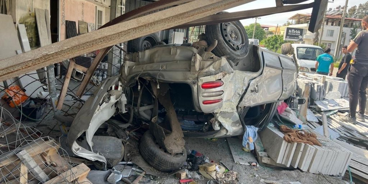 Fethiye’de otomobil mermer dükkanına daldı: 1 yaralı