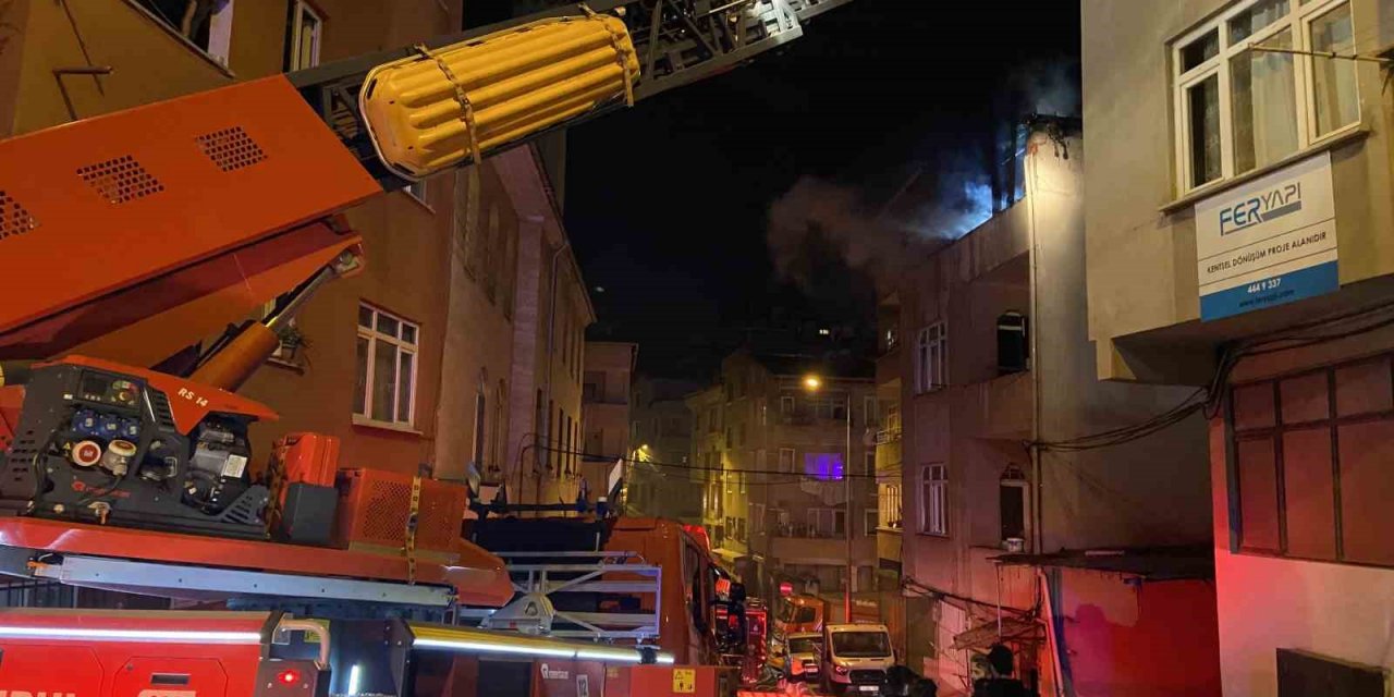 Kağıthane’de 3 katlı binanın çatısı alev topuna döndü