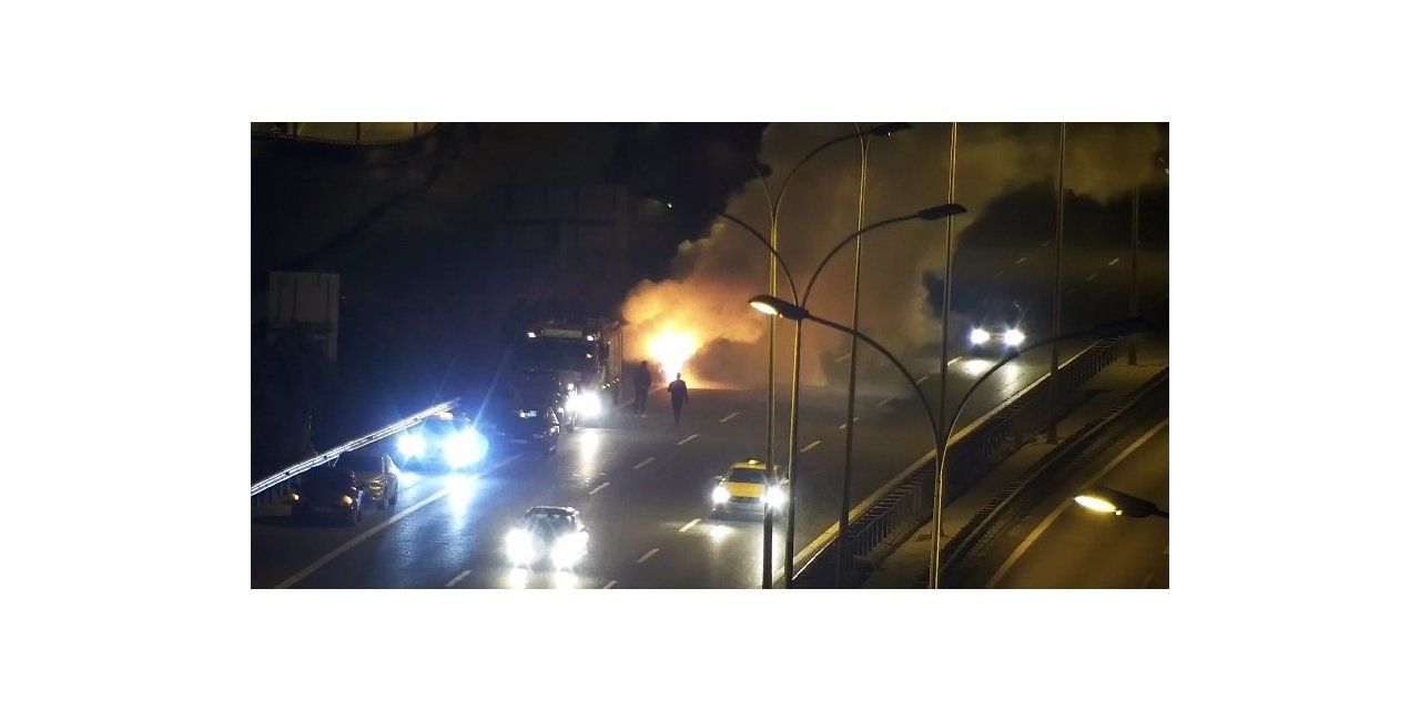 Sultanbeyli’de otomobil alev alev yandı