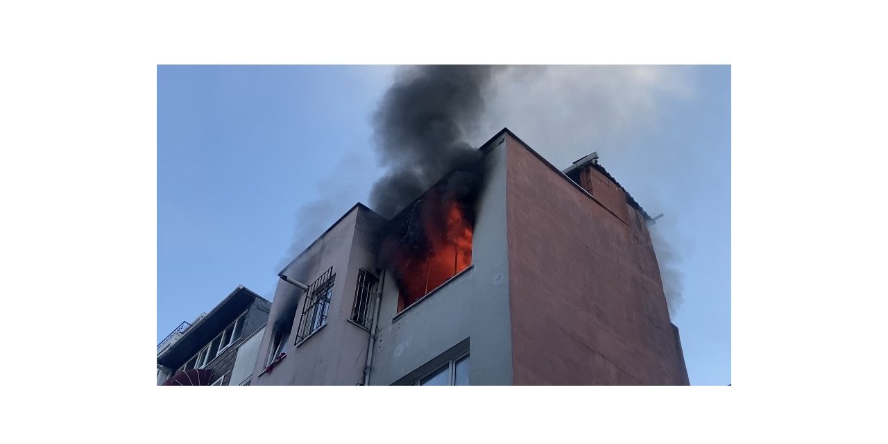 Beyoğlu’nda korkutan yangın: 4 katlı binanın çatı katı alev alev yandı