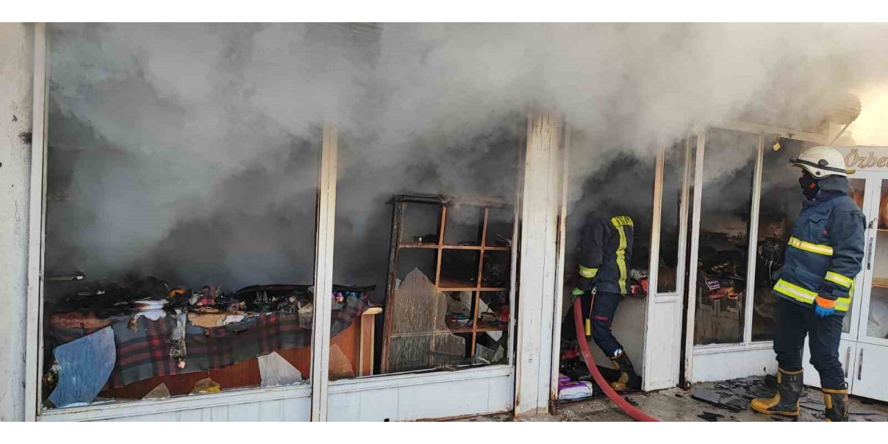 Van’da çıkan yangında bir iş yeri kullanılamaz hale geldi