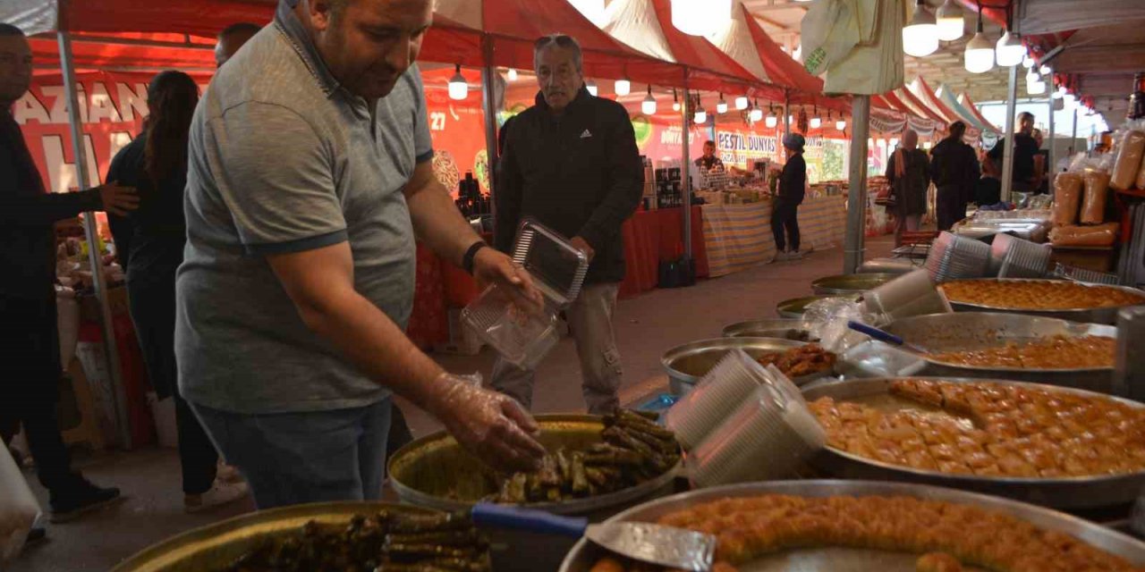 Depremzede esnaf kendi yörelerinin damak lezzetlerini Ayvalık’ta buluşturdu