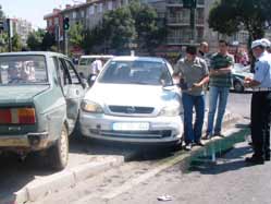 Araçlar kaldırıma çıktı