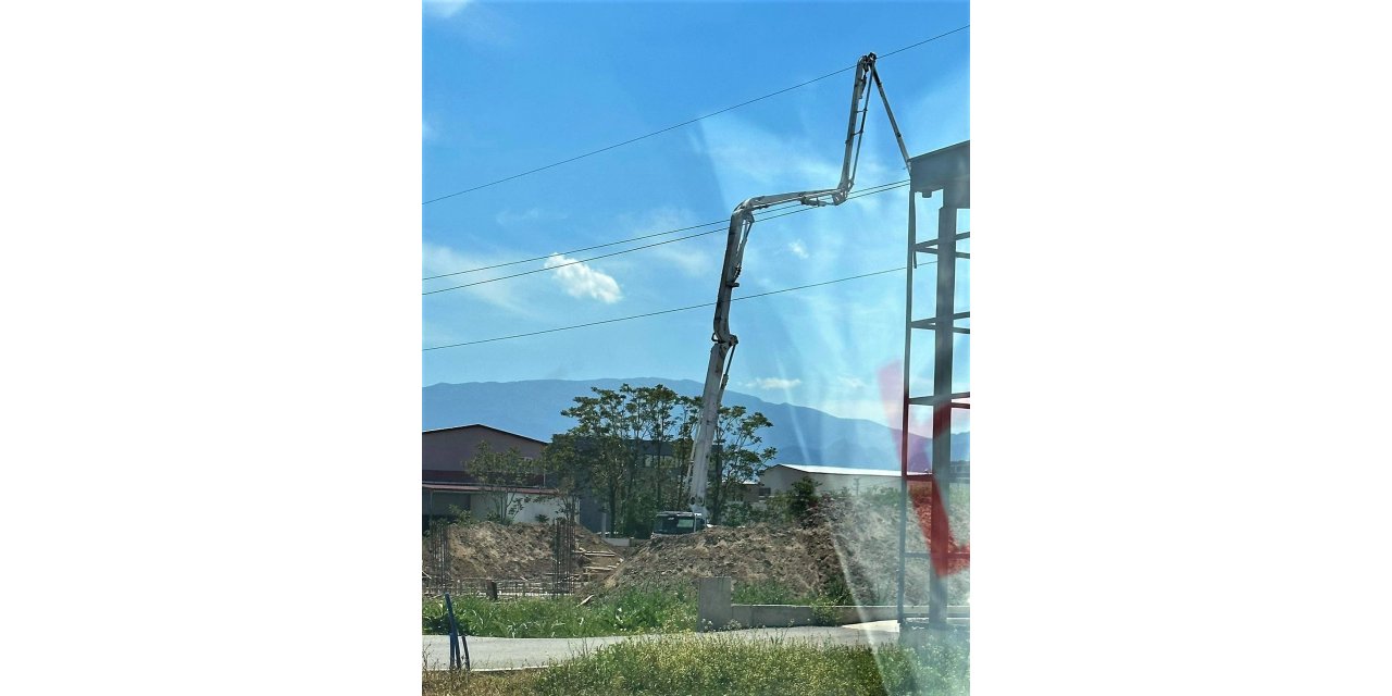 Beton pompası yüksek gerilim hattını temas etti: 1 ağır yaralı