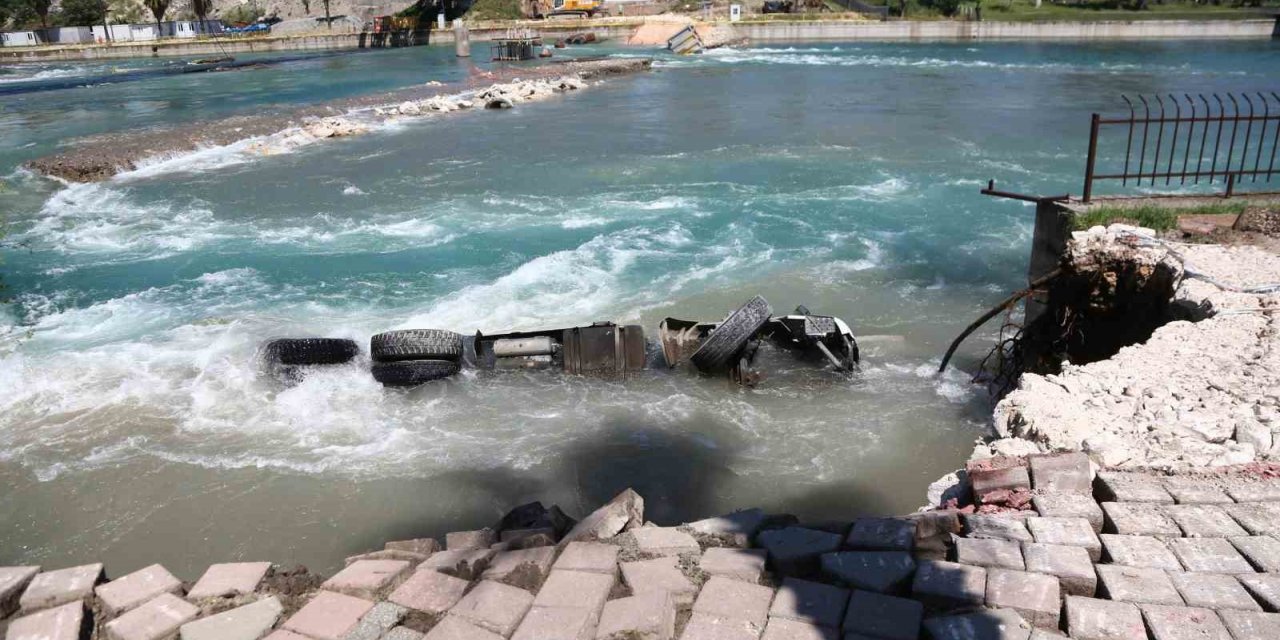 Çöken yol onarılırken tekrar çöktü, işçiler ölümden döndü
