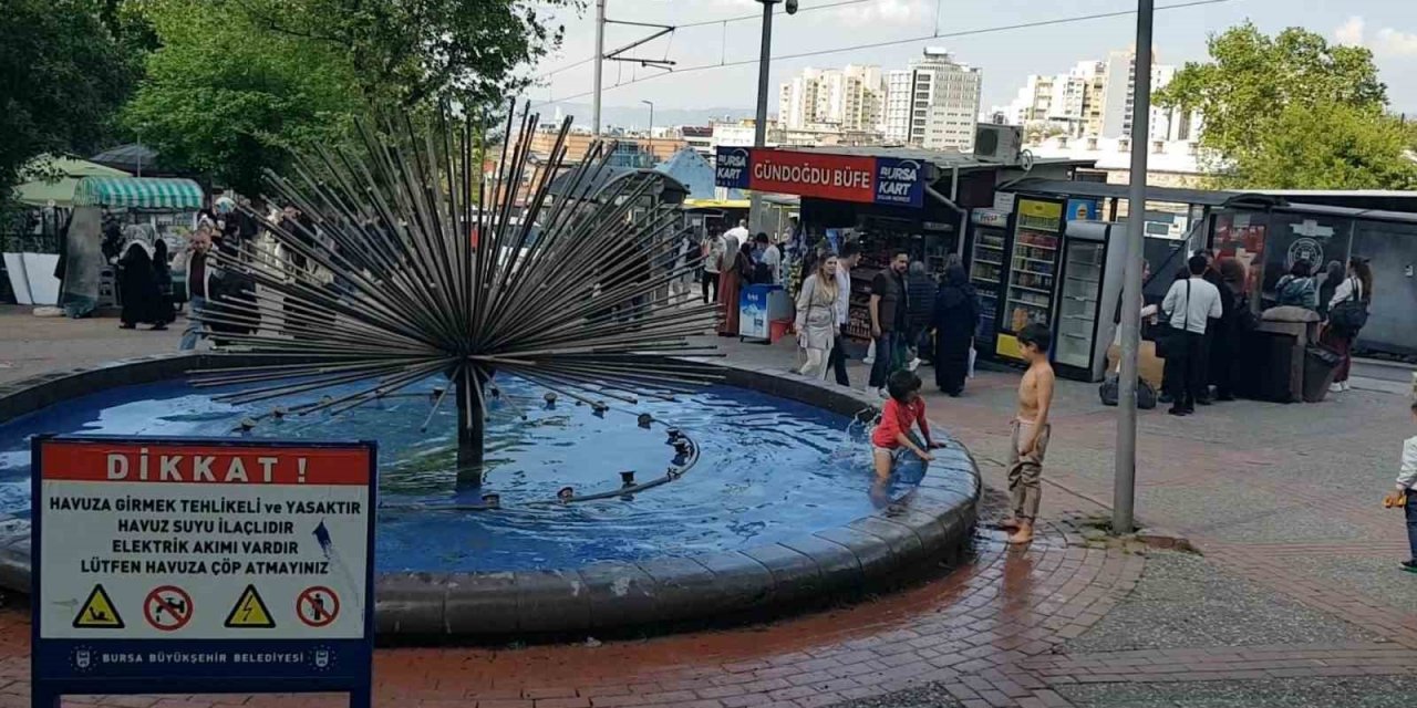 Bursa’da çocukların süs havuzunda tehlikeli eğlencesi