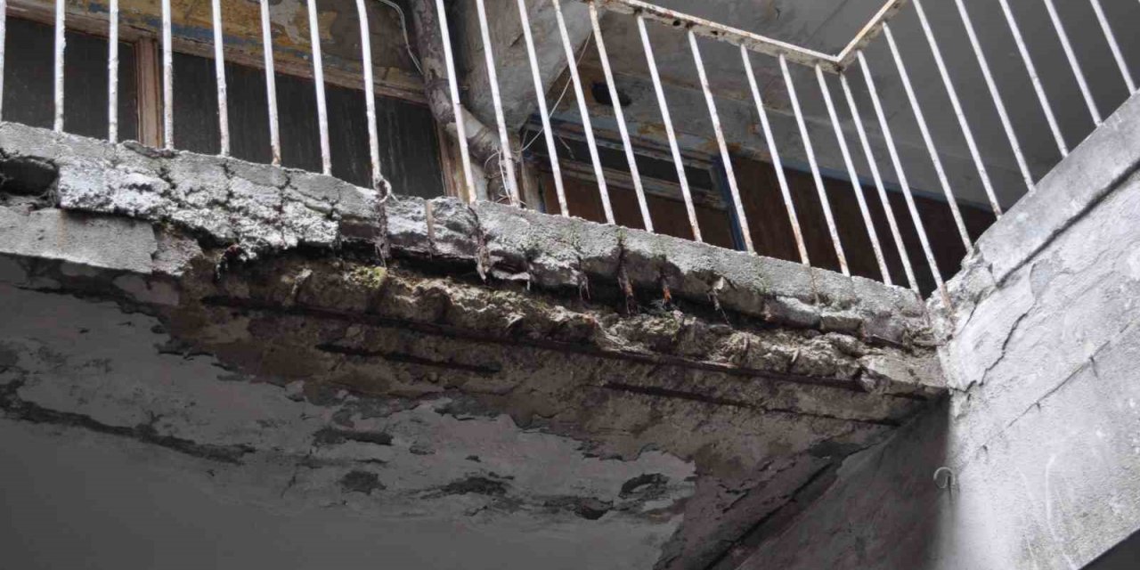 Bu caddedeki eski yapılar mahallede endişe oluşturuyor