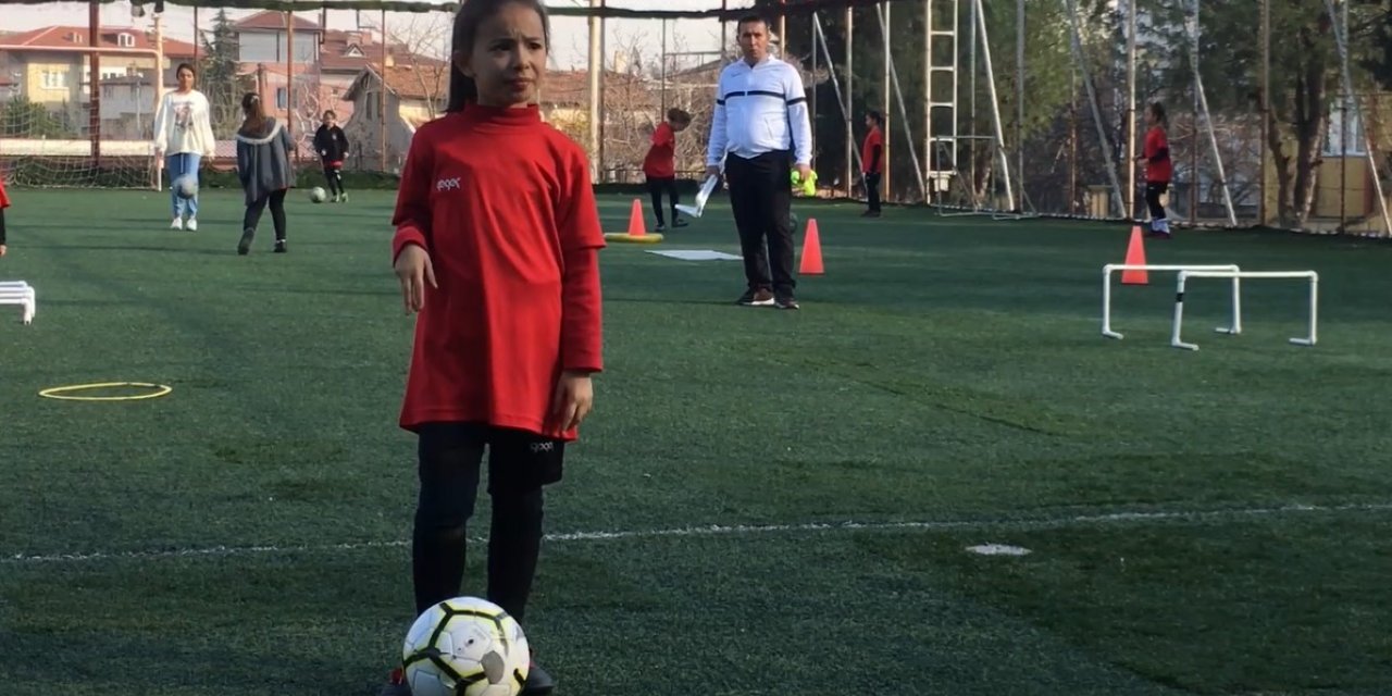 8 yaşındaki otizmli Ela’nın tek hayali yeşil sahada ter dökmek