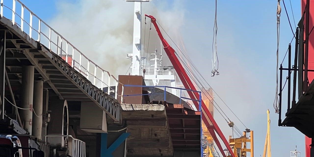 Tuzla’da kuru yük gemisinde yangın