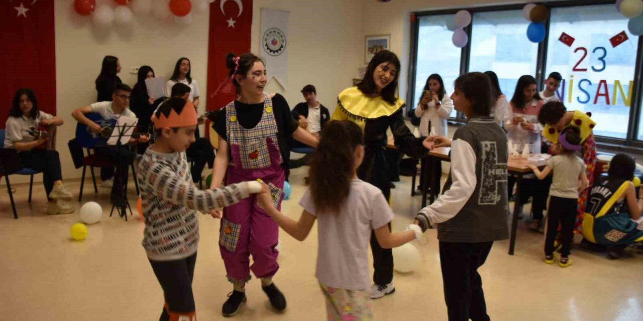 DOSTEK öğrencilerinden tedavi gören çocuklara büyük sürpriz