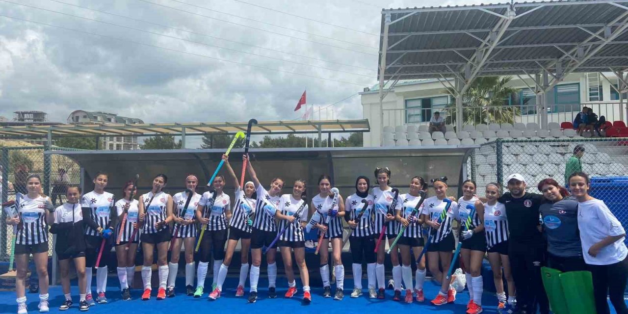 Muğla Kadın Hokey Takımı Türkiye ikincisi oldu