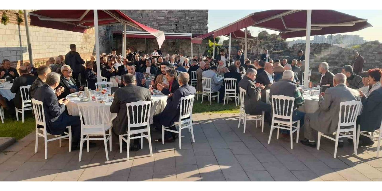 Karakoç: “Üç hilalli bayrak boynu bükük kalmasın”