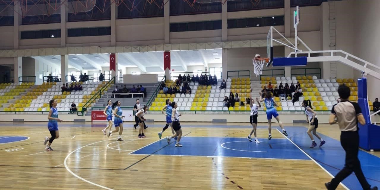 Burhaniye’de Basketbol Okul Sporları Genç Kız Bölge Müsabakaları başladı
