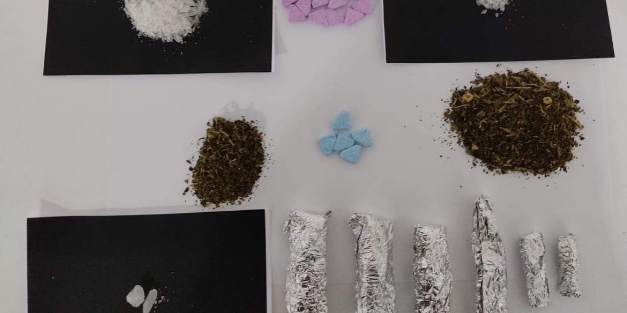 Durdurulan araçtaki şahıslardan uyuşturucu çıktı: 3 gözaltı