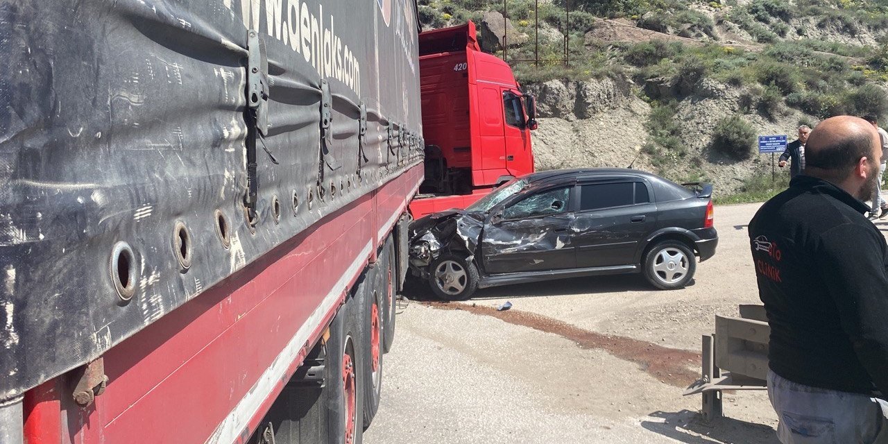 Otomobil, dönüş yapan tırla çarpıştı: 2 yaralı