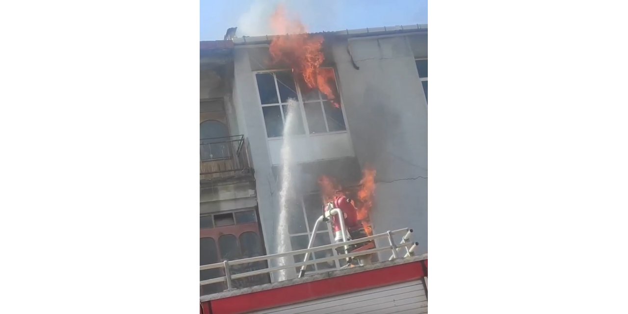 Mobilya imalathanesinde yangın