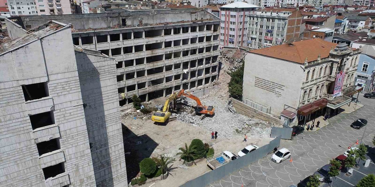 Belediye hizmet binasının yıkımı başladı
