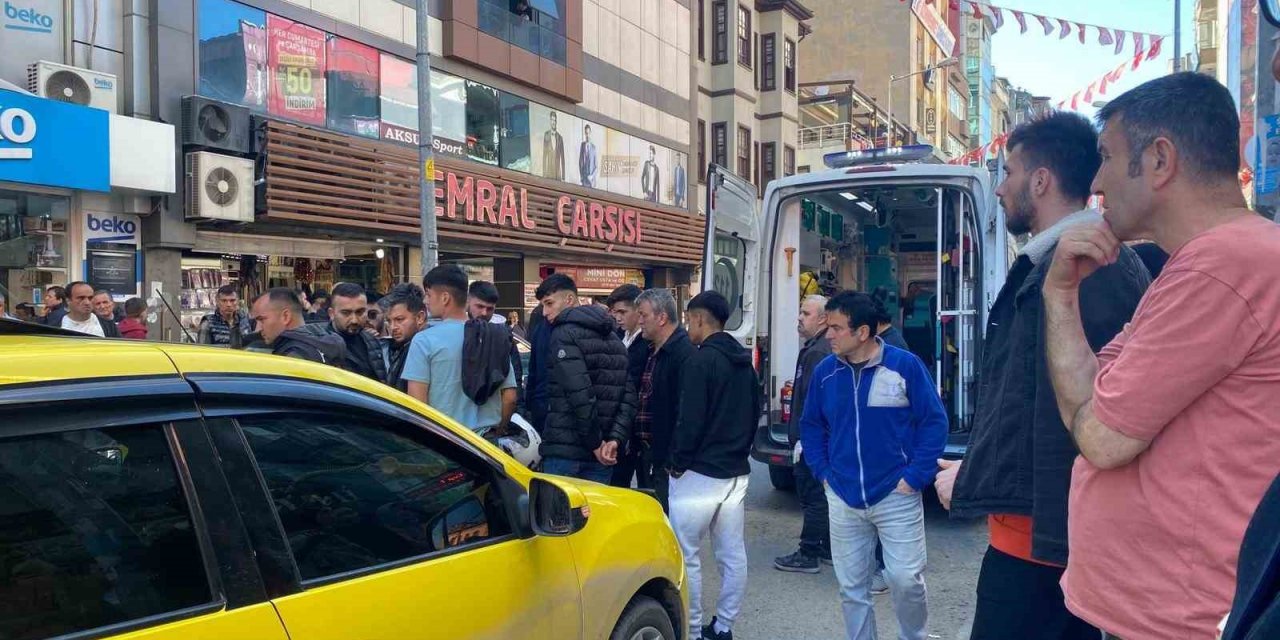 Ticari taksi ile motosiklet çarpıştı; 1 yaralı