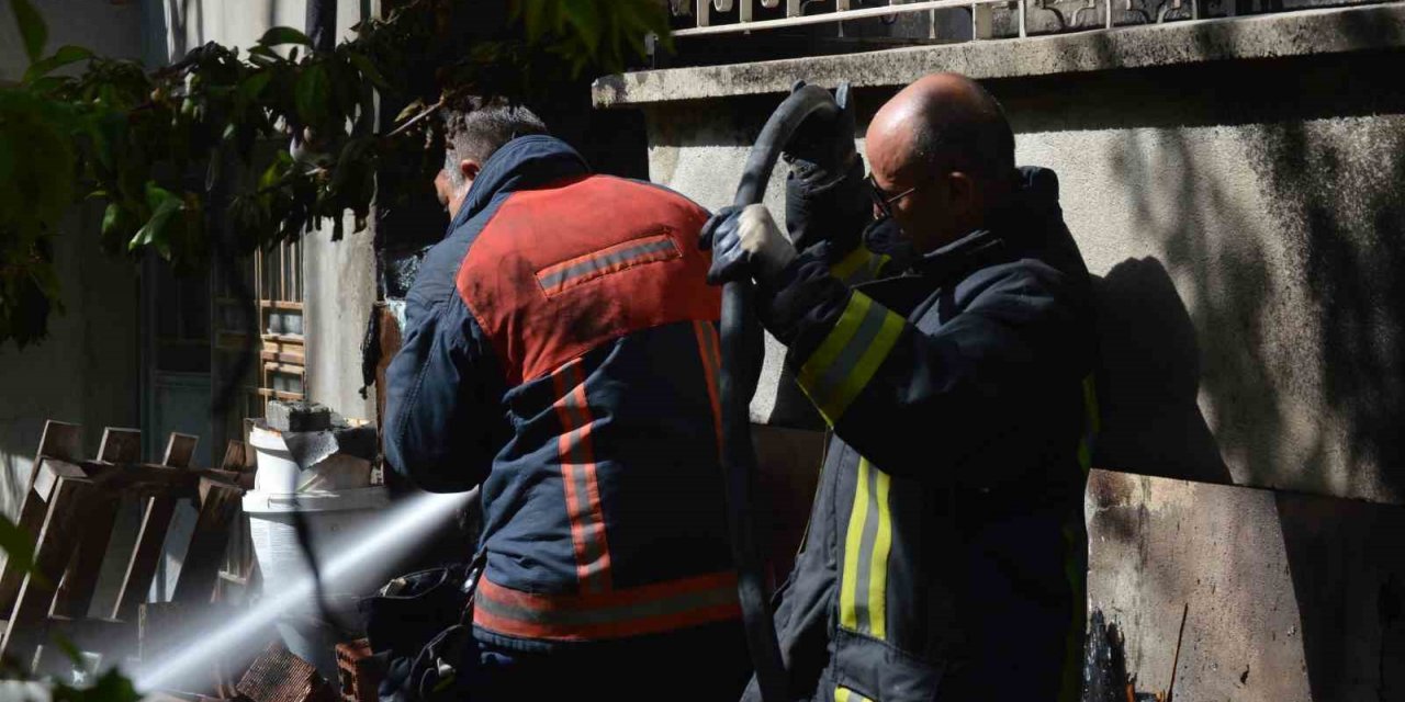 Tavşanlı’daki ev yangını korkuttu