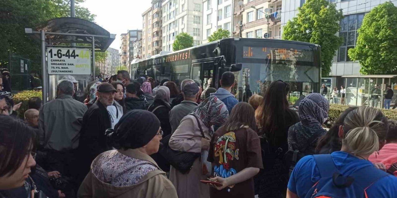 Yaklaşık 1 saat gelmeyen otobüs vatandaşları zor durumda bıraktı