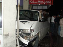 Minibüs kahveye girdi: 3 yaralı