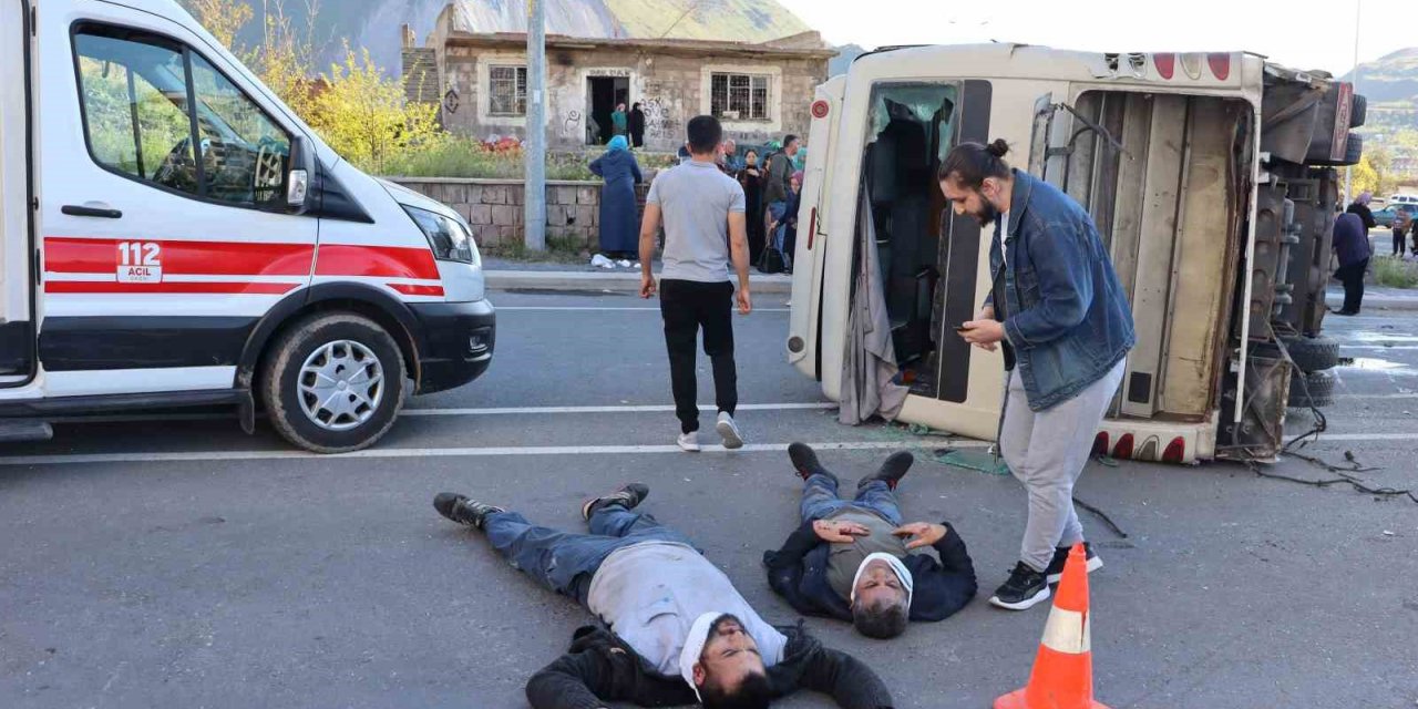 Tır, işçi servisine çarptı, can pazarı yaşandı: 33 yaralı