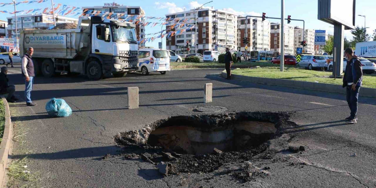 Diyarbakır’da asfalt çöktü, yol ulaşıma kapatıldı