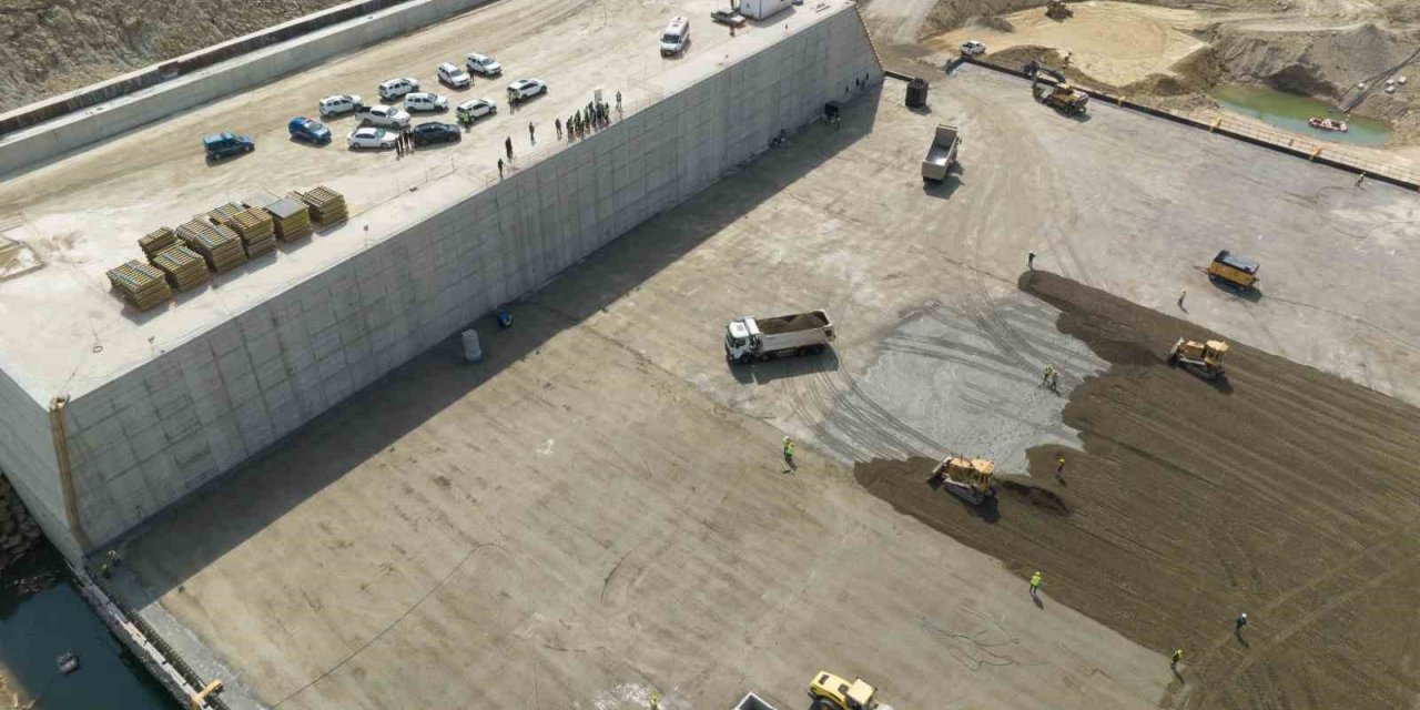 Vali Aksoy, Sarıçay Barajı’nda incelemelerde bulundu