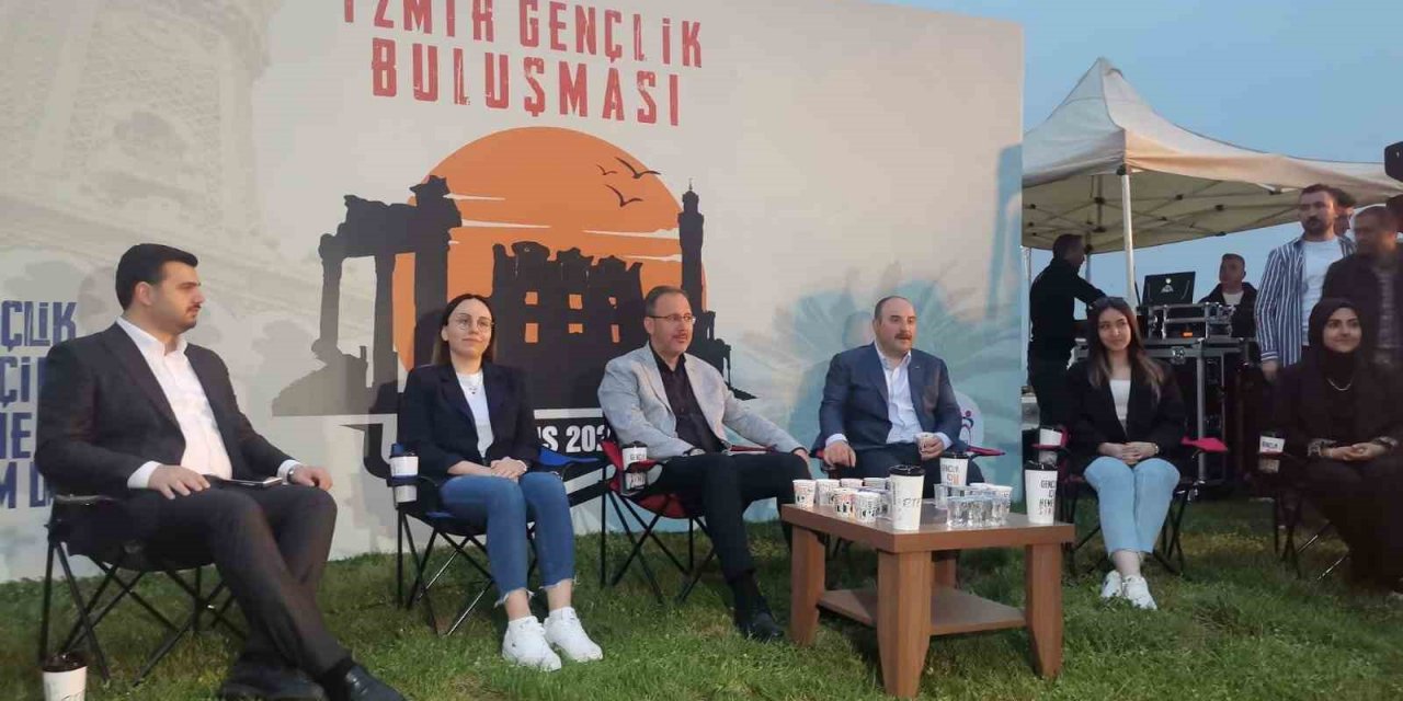Bakan Varank ve Bakan Kasapoğlu İzmir’de gençlerle buluştu