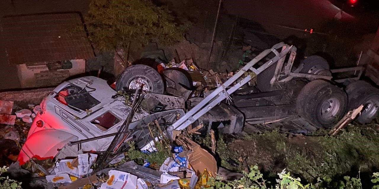 Sarıyer’de kamyon 10 metreden aşağıya uçtu: 1 yaralı