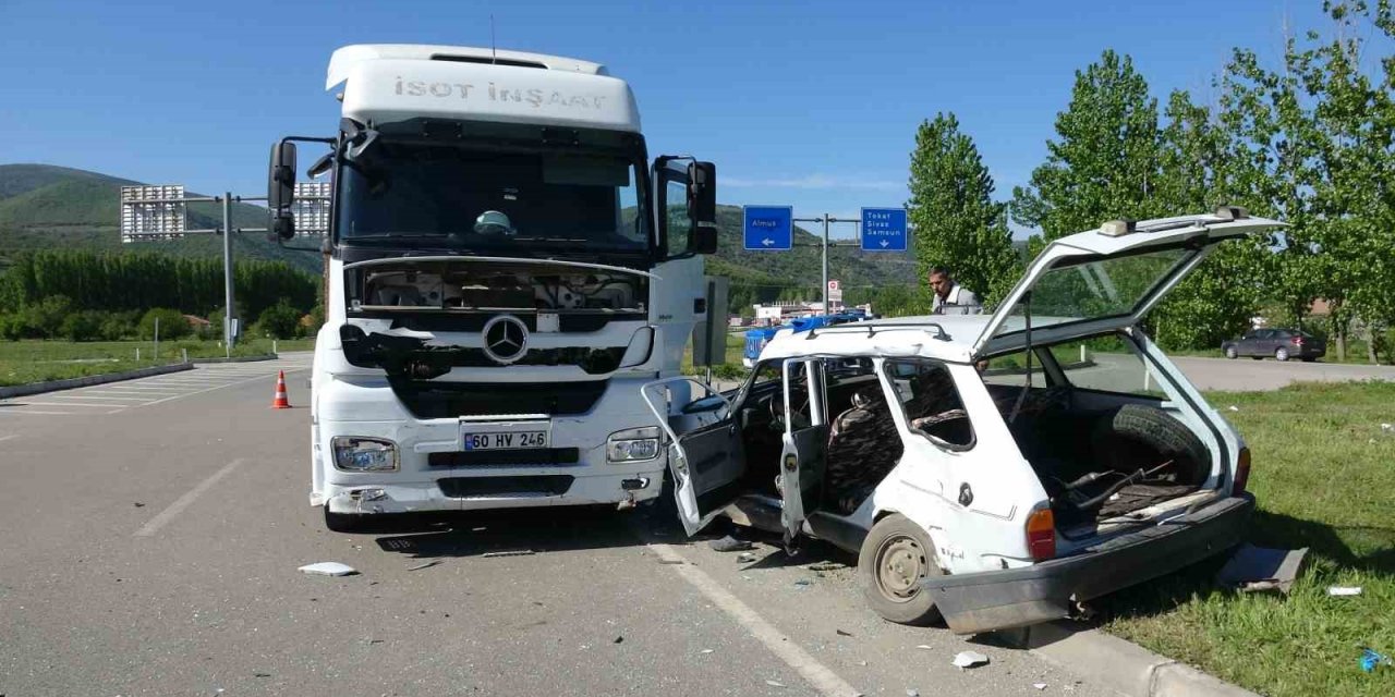 Tokat’ta tır ile otomobil çarpıştı:3 yaralı