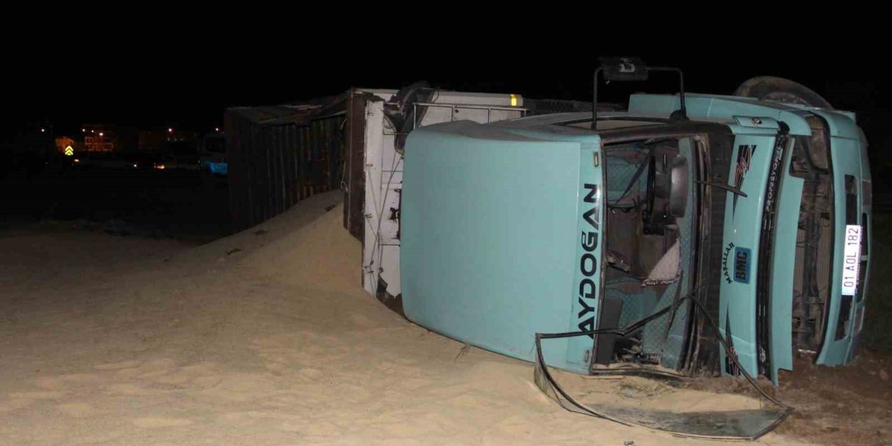 Devrilen tırdan tarlaya saçılan 20 ton kepek ziyan oldu