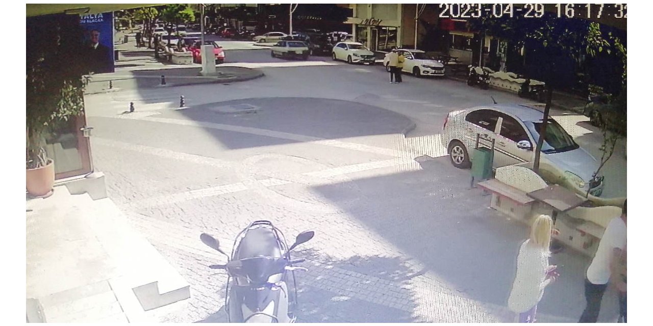 Yük taşıma paletlerini arabasına koyup kaçtı, görevliler arkasından yetişemedi