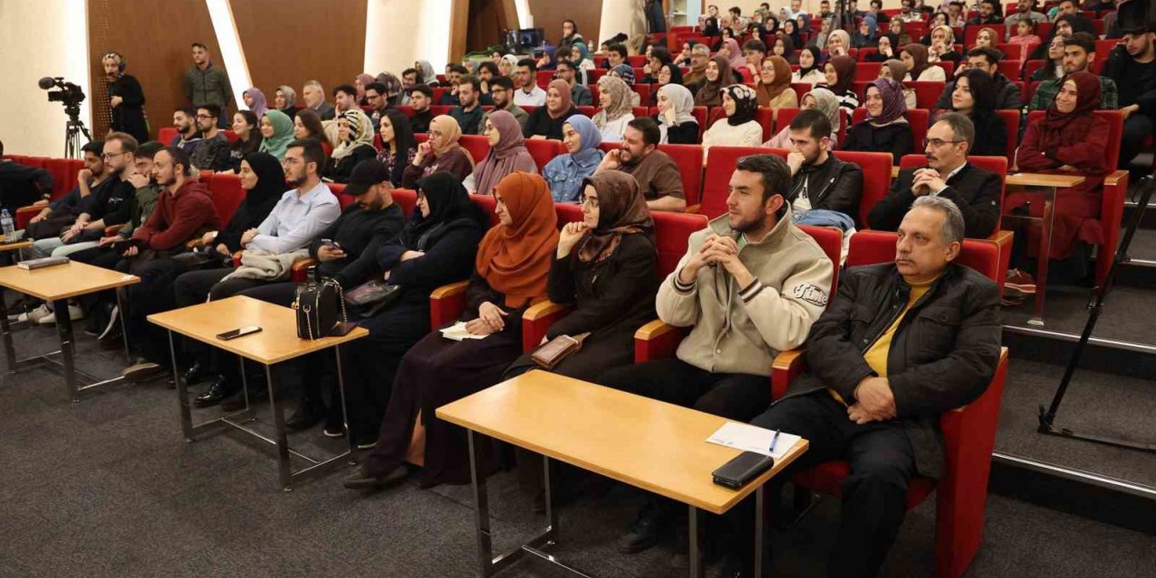 ‘Gençliğin Aklına Takılanlar’ı bu ay Altay Cem Meriç cevapladı