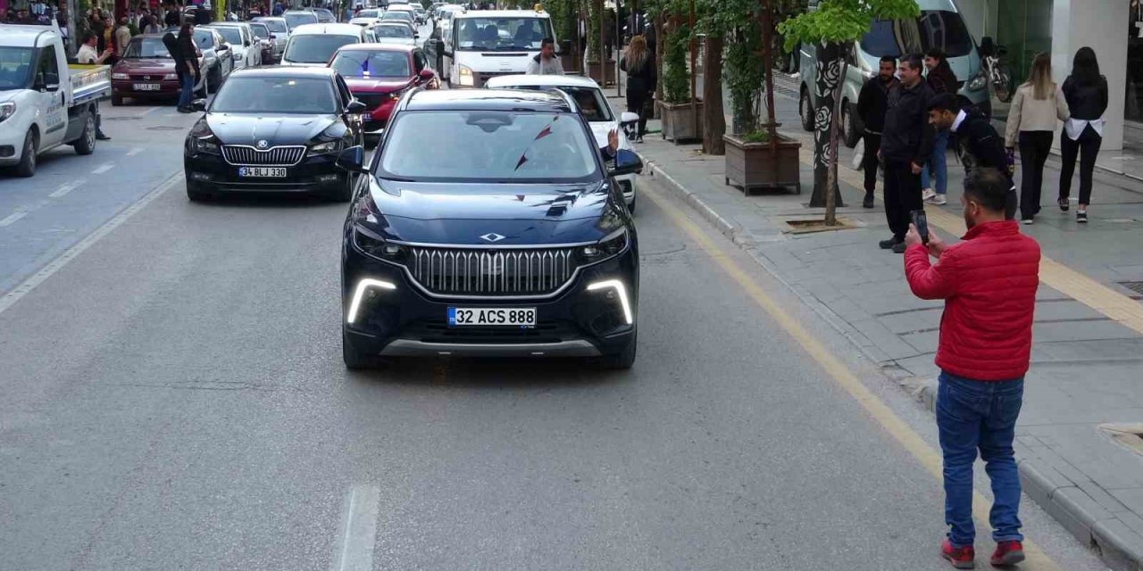 Isparta Belediye Başkanı Şükrü Başdeğirmen Togg’la şehir turu attı