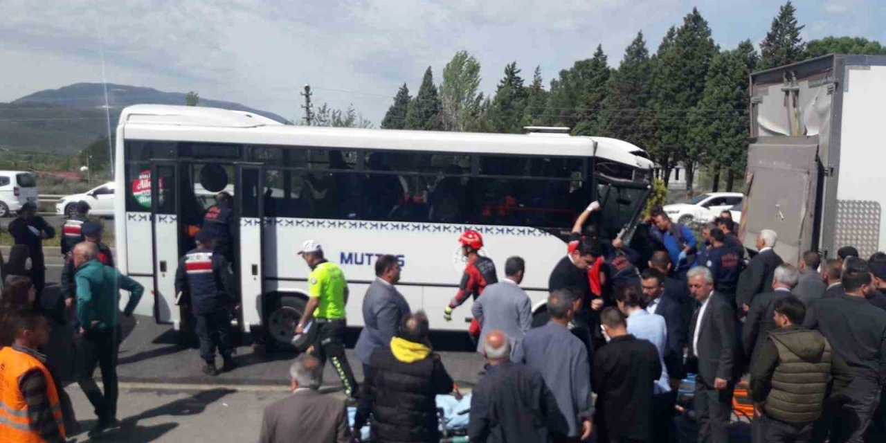 Minibüs kamyona çarptı