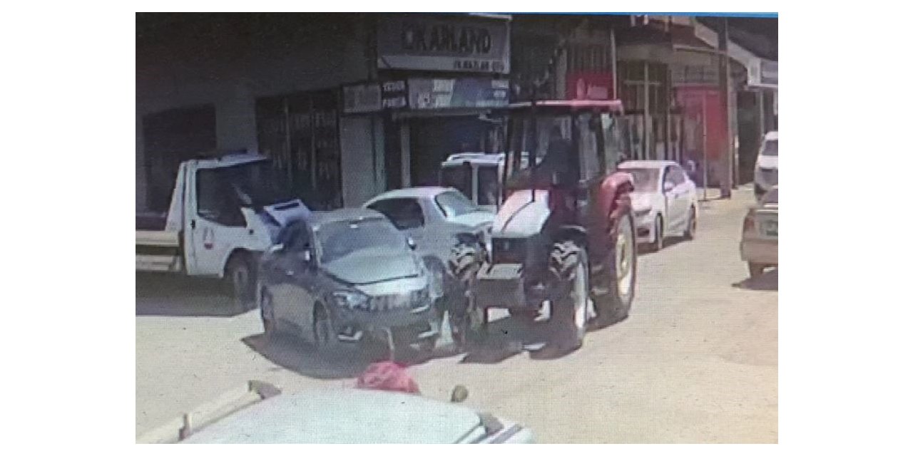 Traktörle otomobilin çarpıştığı yaralamalı kaza kamerada