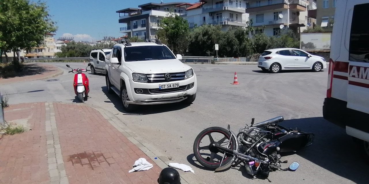 Manavgat’ta kamyonet ile otomobil çarpıştı: 2 yaralı