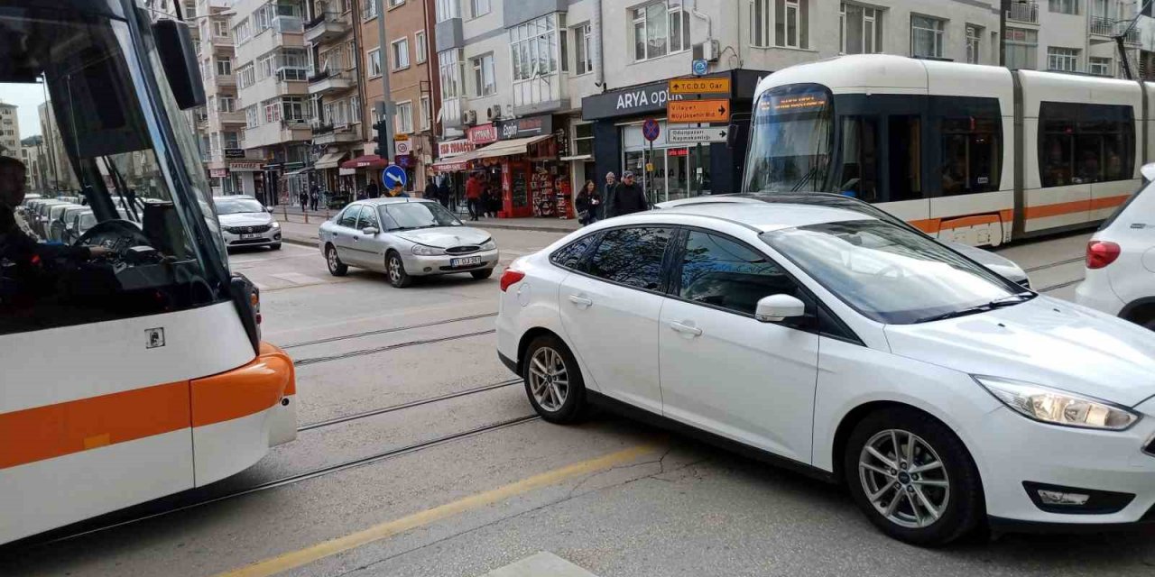 Acele eden sürücüler tramvay geçişlerine engel oldu