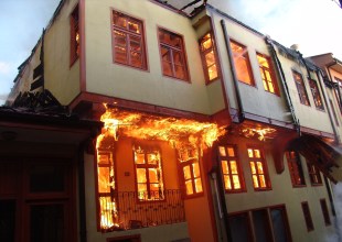 2 tarihi ahşap ev, yangında kül oldu