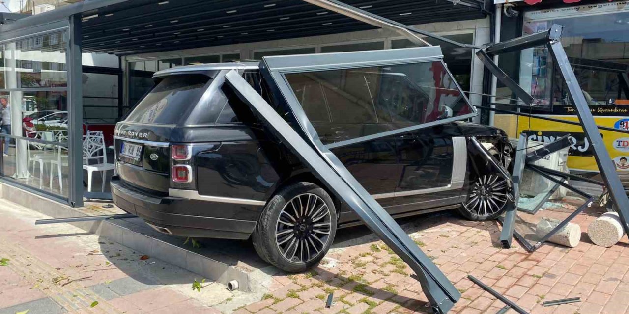 Lüks cip kafeye daldı, müşteriler ölümden döndü