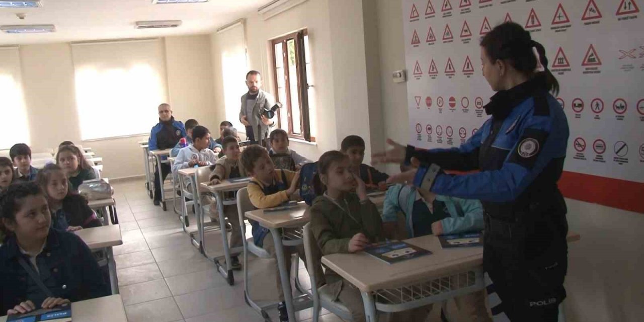 Arnavutköy’de ilkokul öğrencilerine uygulamalı trafik eğitimi