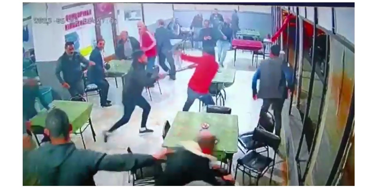 Yeşil Sol Partililerin kahvehanedeki 4 kişiyi darp ettiği anlar kameraya yansıdı