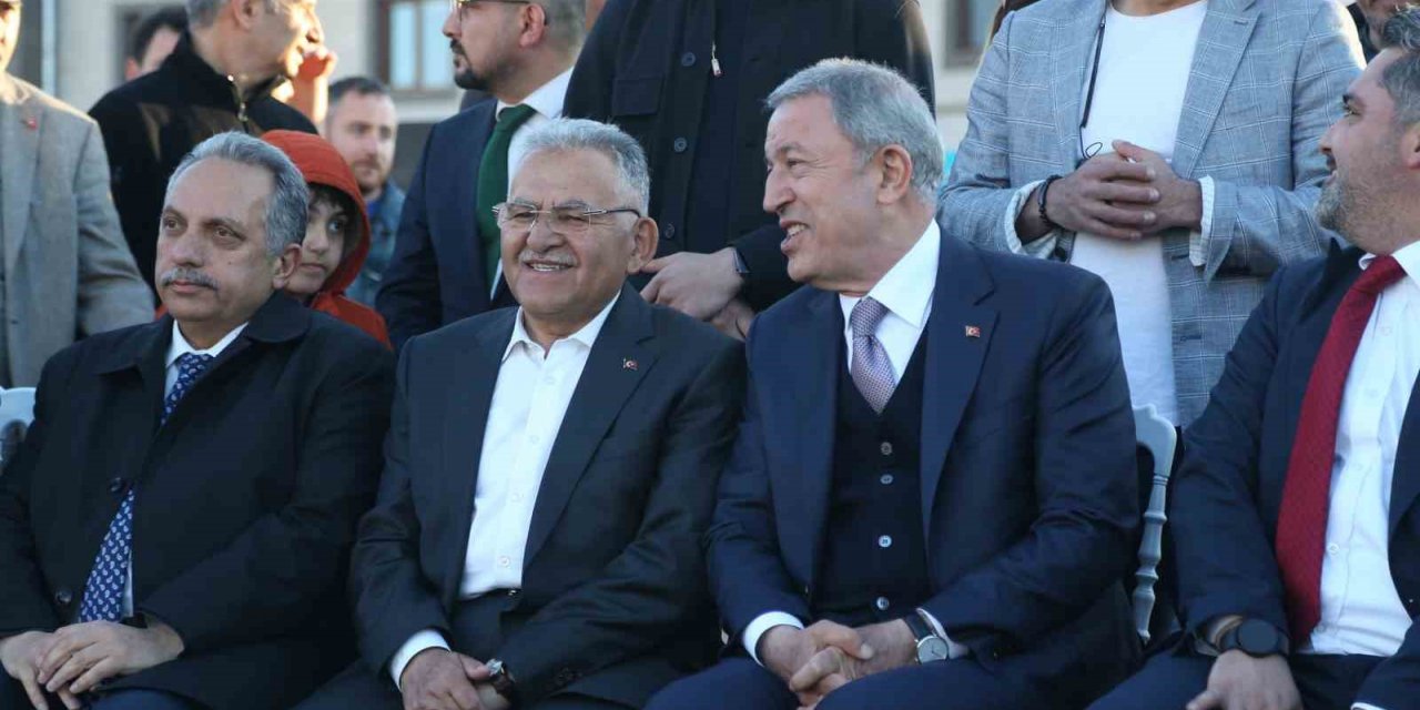 Bakan Akar’dan gençlerle keyifli buluşma