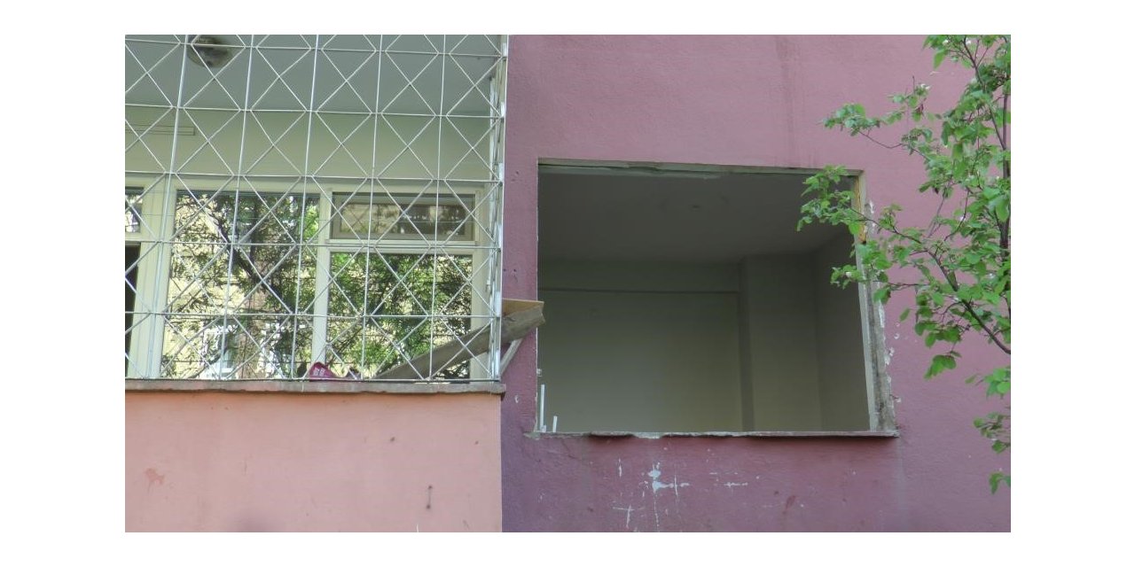 Ağır hasarlı binaların güvenliğini polis sağlıyor